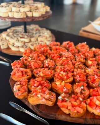 Summer flavors are taking over our menus lately, and we aren’t complaining 🍅🥒🌿❤️. A look at a recent corporate event featuring a couple of our signature, tried-and-true favorites alongside something new, unique and fun!